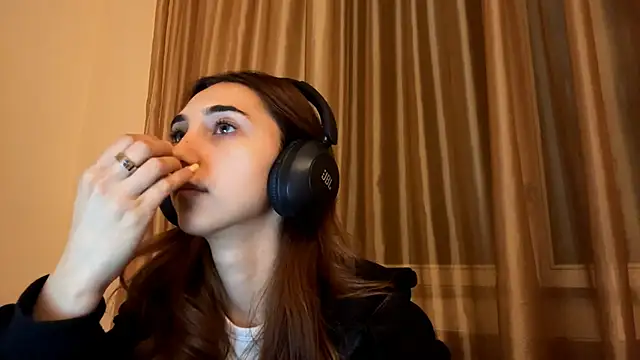 Snapshot of LinaMour chatting on September 14, 2025, 10:32 pm LinaMour online show from September 14, 2025, 10:32 pm