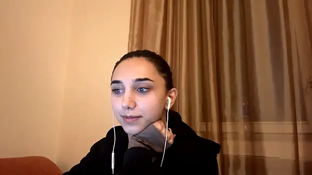 Snapshot of LinaMour chatting on October 5, 2025, 10:11 pm LinaMour online show from October 5, 2025, 10:11 pm