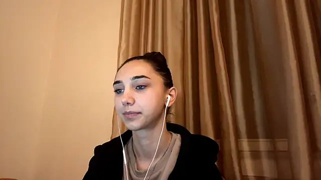 Snapshot of LinaMour chatting on October 4, 2025, 10:11 pm LinaMour online show from October 4, 2025, 10:11 pm