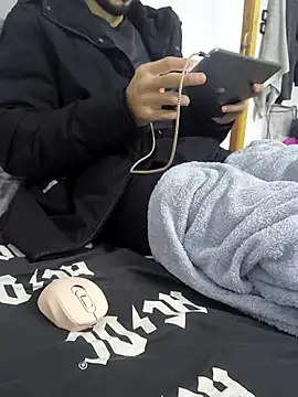 yazinyazin1 online show from November 30, 2025, 9:04 pm