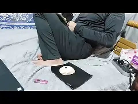 yazinyazin1 online show from February 12, 2026, 6:24 am