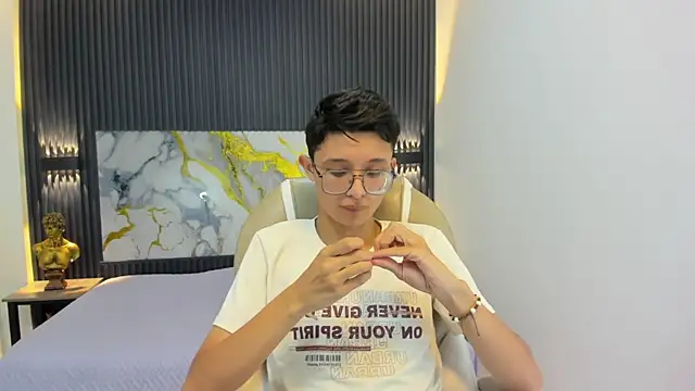 SantiagoRusso18 online show from September 20, 2025, 1:05 pm