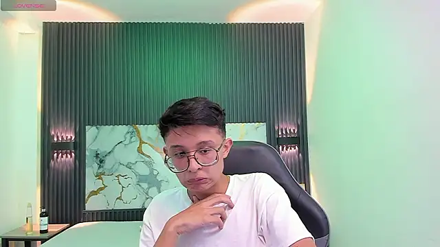 SantiagoRusso18 online show from February 3, 2026, 8:14 pm