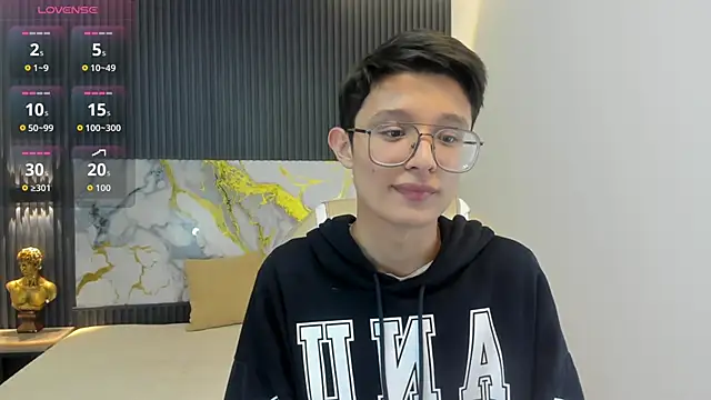 SantiagoRusso18 online show from October 11, 2025, 1:34 pm