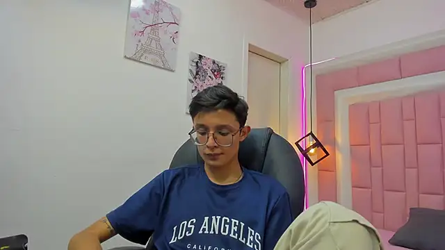 SantiagoRusso18 online show from October 4, 2025, 8:10 pm