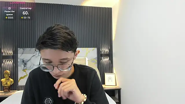 SantiagoRusso18 online show from October 1, 2025, 1:04 pm