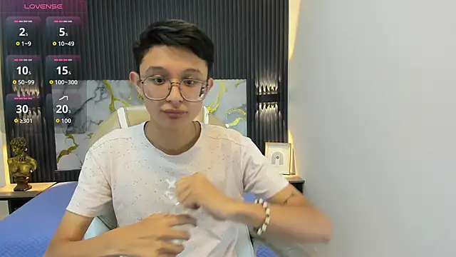 SantiagoRusso18 online show from September 30, 2025, 12:33 pm