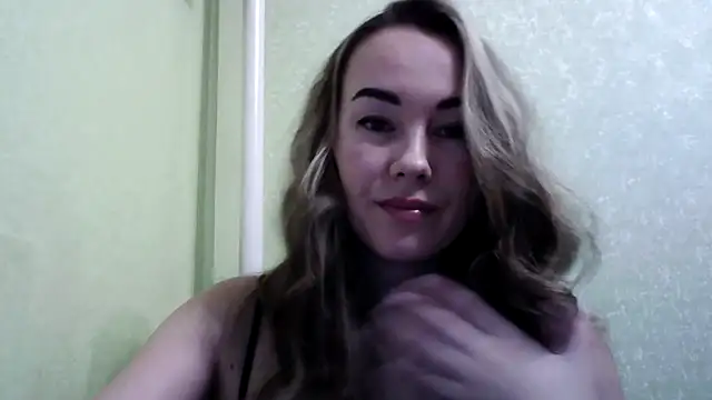 Snapshot of Sovaee chatting on October 29, 2025, 3:22 pm Sovaee online show from October 29, 2025, 3:22 pm