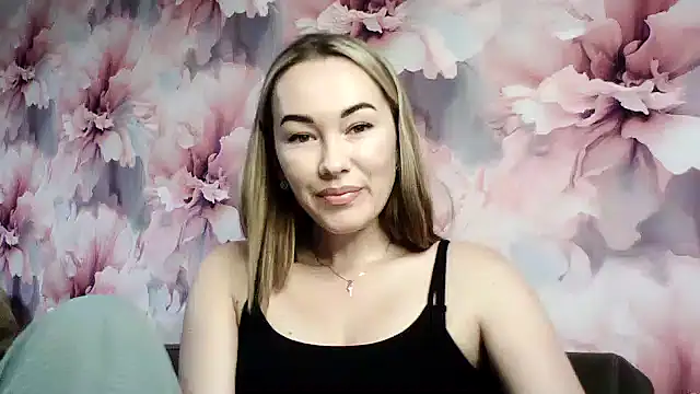 Snapshot of Sovaee chatting on October 4, 2025, 12:39 pm Sovaee online show from October 4, 2025, 12:39 pm