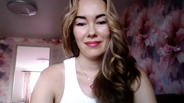 Snapshot of Sovaee chatting on October 6, 2025, 10:05 am Sovaee online show from October 6, 2025, 10:05 am