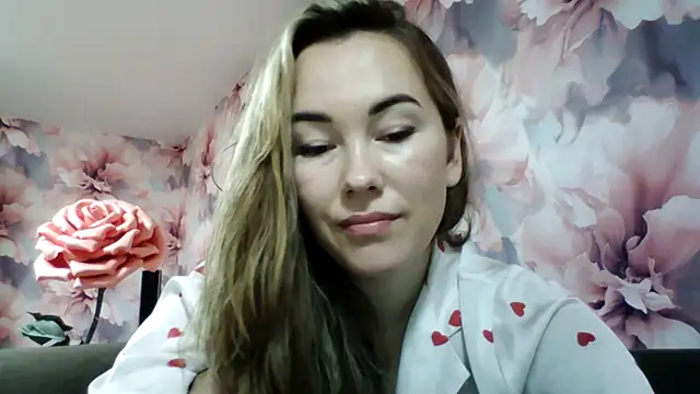 Snapshot of Sovaee chatting on October 5, 2025, 6:53 pm Sovaee online show from October 5, 2025, 6:53 pm