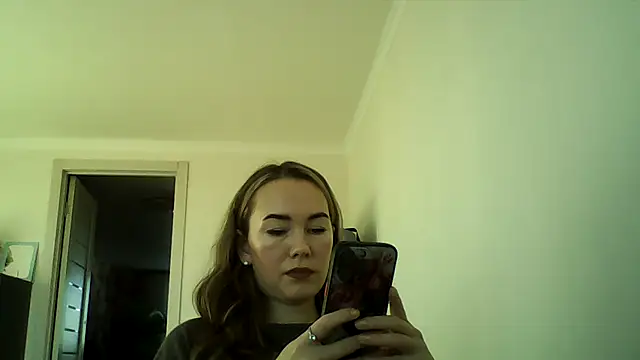 Snapshot of Sovaee chatting on October 15, 2025, 10:56 am Sovaee online show from October 15, 2025, 10:56 am