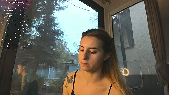 Ella Vee online show from November 28, 2025, 6:35 am