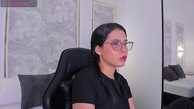 desireee  online show from December 22, 2025, 5:35 pm