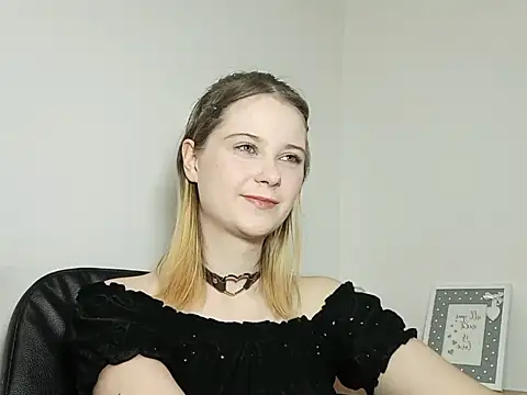 LydiaYoung online show from September 25, 2025, 6:14 pm