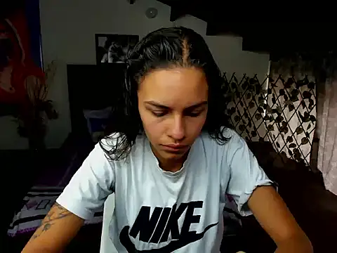 Snapshot of Skylovershot chatting on December 2, 2025, 1:35 pm Skylovershot online show from December 2, 2025, 1:35 pm