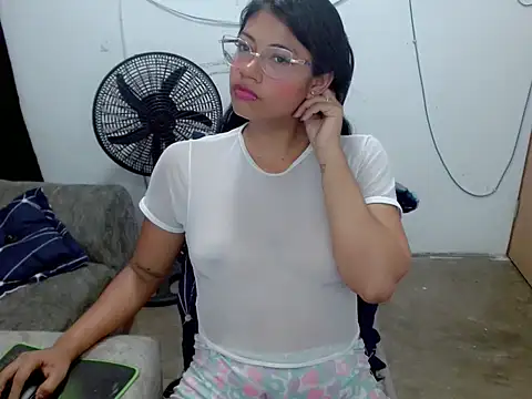 Dulce2415 online show from April 20, 2026, 7:37 pm