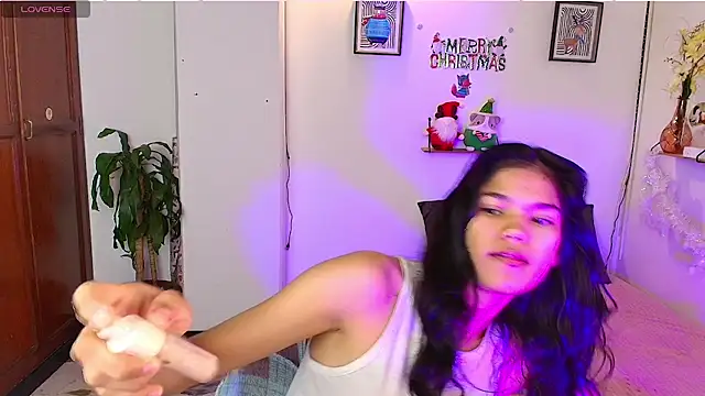 Snapshot of emycarver09 chatting on December 5, 2025, 11:53 am emycarver09 online show from December 5, 2025, 11:53 am