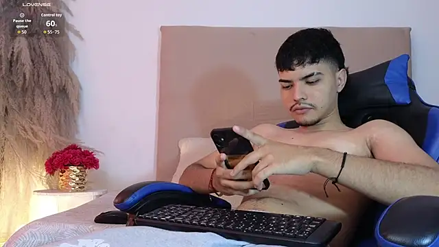 Snapshot of Snowlann chatting on November 11, 2025, 11:49 am Snowlann online show from November 11, 2025, 11:49 am