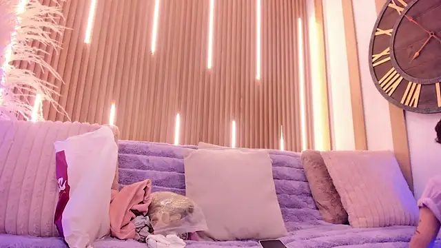 ArianaSantana online show from December 14, 2025, 12:55 pm