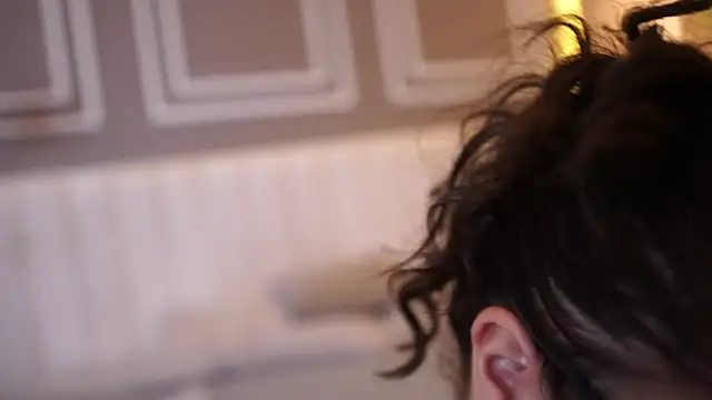 Tayler Kim online show from November 18, 2025, 6:44 pm