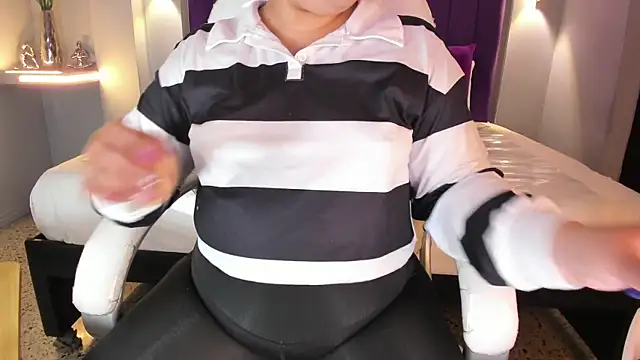 Miss Francheska online show from April 16, 2026, 12:28 pm