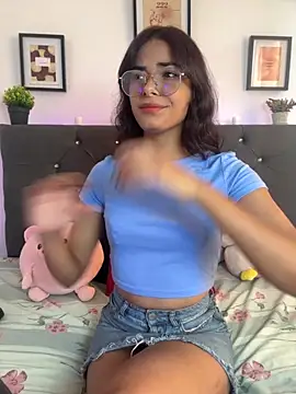 Im Lyan online show from October 3, 2025, 3:13 pm