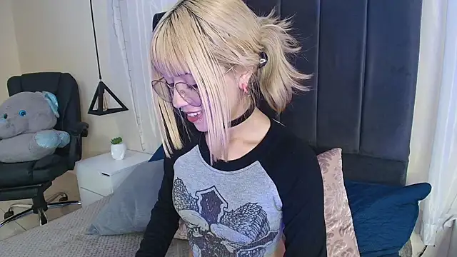 Snapshot of IvyBelle_ chatting on November 15, 2025, 12:31 pm IvyBelle online show from November 15, 2025, 12:31 pm