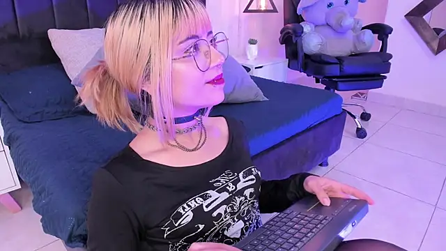 Snapshot of IvyBelle_ chatting on September 17, 2025, 12:07 pm IvyBelle online show from September 17, 2025, 12:07 pm