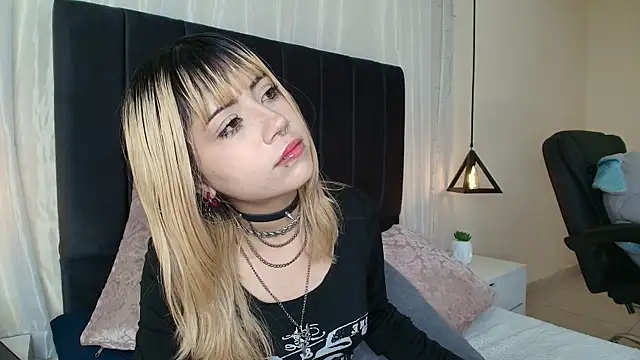 Snapshot of IvyBelle_ chatting on October 16, 2025, 11:51 am IvyBelle online show from October 16, 2025, 11:51 am