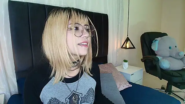 Snapshot of IvyBelle_ chatting on October 14, 2025, 11:44 am IvyBelle online show from October 14, 2025, 11:44 am