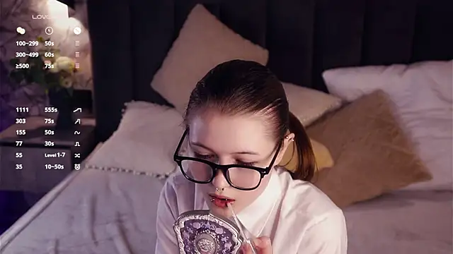 Snapshot of LynHillaire chatting on April 9, 2026, 12:33 pm LynHillaire online show from April 9, 2026, 12:33 pm