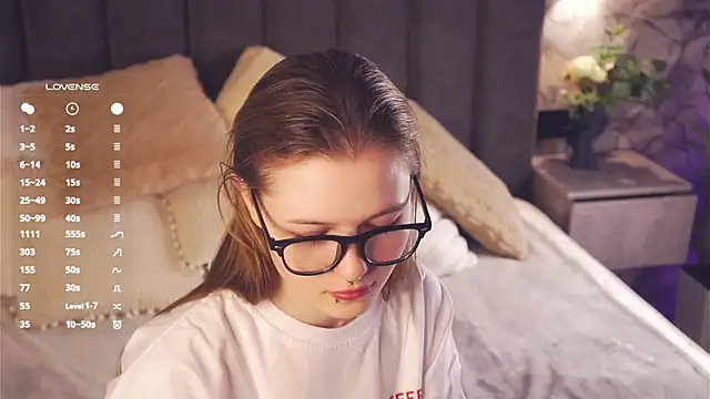 Snapshot of LynHillaire chatting on April 17, 2026, 12:30 pm LynHillaire online show from April 17, 2026, 12:30 pm