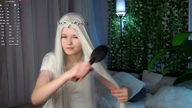 Snapshot of LynHillaire chatting on March 12, 2026, 12:20 pm LynHillaire online show from March 12, 2026, 12:20 pm