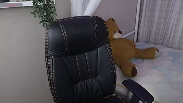 Snapshot of Mystic_blue chatting on November 19, 2025, 12:49 pm Mystic blue online show from November 19, 2025, 12:49 pm