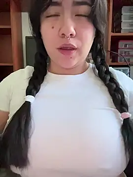 Snapshot of Yui-Ch06 chatting on November 1, 2025, 2:00 pm Yui-Ch06 online show from November 1, 2025, 2:00 pm