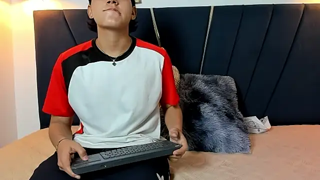 zeusapollofuck online show from October 3, 2025, 9:16 pm