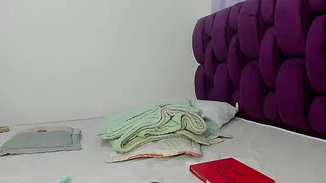 Snapshot of berenicelV chatting on December 15, 2025, 2:28 am berenicelV online show from December 15, 2025, 2:28 am