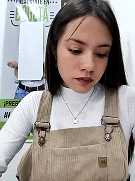 Snapshot of CHARLOTTE__05 chatting on December 15, 2025, 12:11 pm CHARLOTTE 05 online show from December 15, 2025, 12:11 pm