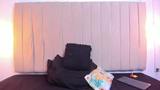 Snapshot of escar_let chatting on February 18, 2026, 5:05 am escar let online show from February 18, 2026, 5:05 am