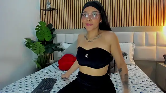 Roseaurora online show from November 24, 2025, 12:49 pm