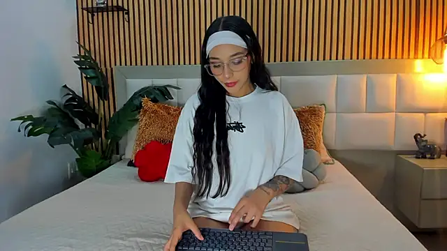 Roseaurora online show from January 13, 2026, 1:04 pm