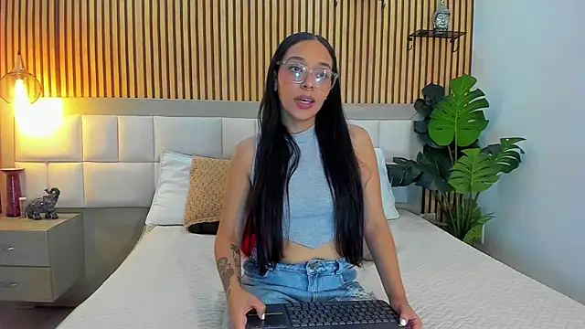 Roseaurora online show from November 15, 2025, 12:42 pm