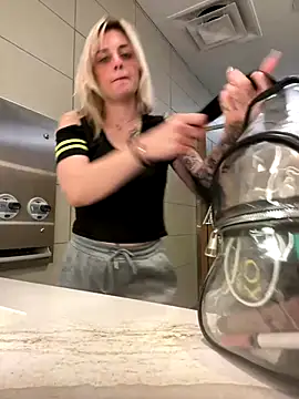 Snapshot of BriTaySayy chatting on October 28, 2025, 7:57 pm BriTaySayy online show from October 28, 2025, 7:57 pm