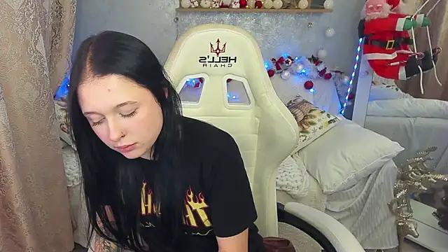 ScarletttMoon online show from December 19, 2025, 8:00 pm