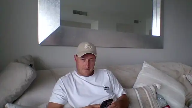 Snapshot of Londonlad818 chatting on April 10, 2026, 4:47 pm Londonlad818 online show from April 10, 2026, 4:47 pm