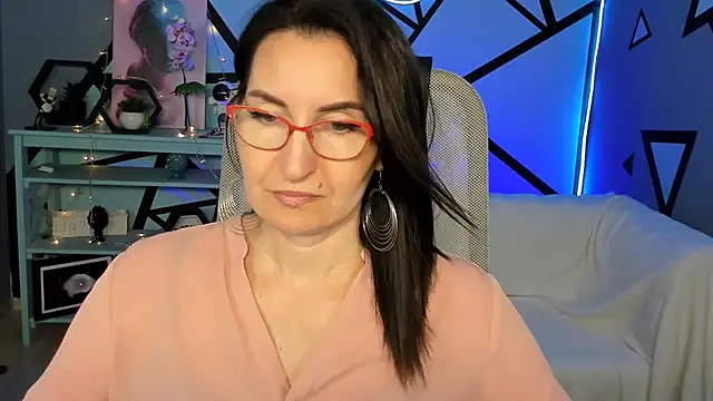 Snapshot of UnaTerra chatting on May 22, 2026, 6:11 am UnaTerra online show from May 22, 2026, 6:11 am