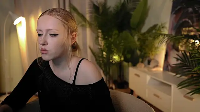 Snapshot of rosy_petal chatting on September 8, 2025, 8:19 pm rosy petal online show from September 8, 2025, 8:19 pm