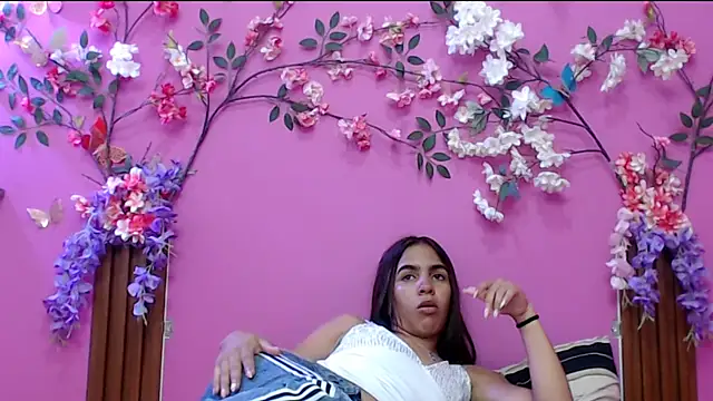 Snapshot of skinnysofia18 chatting on November 16, 2025, 1:27 pm skinnysofia18 online show from November 16, 2025, 1:27 pm