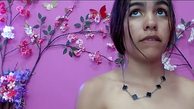 Snapshot of skinnysofia18 chatting on November 8, 2025, 1:03 pm skinnysofia18 online show from November 8, 2025, 1:03 pm